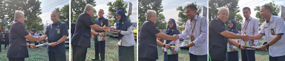 penyerahan award oleh ketua